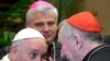 ARCHIVO - El papa Francisco habla con el secretario de Estado del Vaticano, el cardenal Pietro Parolin, con motivo de sus saludos navideños a la Curia romana en el Clementine Hall del Vaticano. Diciembre 21 de 2017.