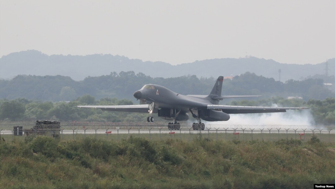 21일 괌에서 발진한 미 공군 장거리 전략폭격기 B-1B 2대가 군사분계선 주변을 비행한 후, 1대는 21일 주한미군 오산공군기지에 착륙하고 있다. B-1B가 한국에 착륙하는 것은 이번이 처음이다.