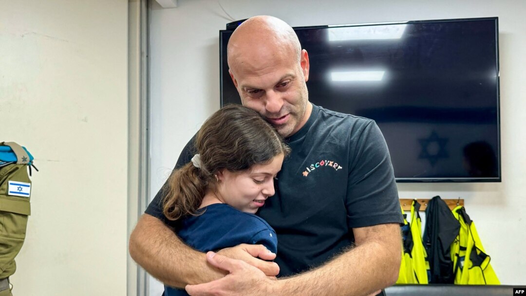 En esta foto divulgada por el Ejército israelí, la rehén liberada por Hamás Hila Rotem-Shoshani, de 13 años, abraza a su tío en un hospital de Israel el 26 de noviembre de 2023.