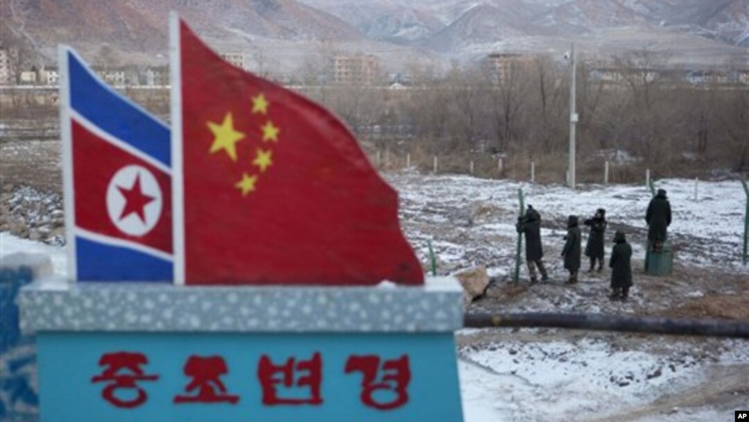 지난달 8일 두만강 인근 중국 마을에서 철조망을 보수 중인 중국 병사들.