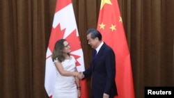 時任加拿大外長的方慧蘭（Chrystia Freeland）2017年8月與時任中國外長王毅會面。（路透社）