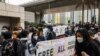 資料照片：民眾2021年3月1日在香港西九龍裁判法院外排隊希望旁聽庭審（路透社）