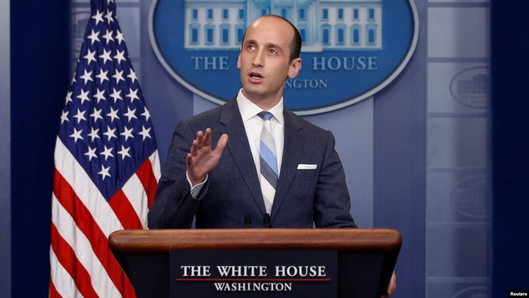 Stephen Miller discusses, principal asesor de inmigración en la Casa Blanca estaría tratando de volver a las duras políticas que Donald Trump usó en la campaña electoral.
