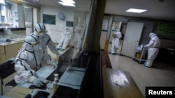 中國湖北武漢市一所醫院內穿著防護裝束的醫護人員(資料照片)