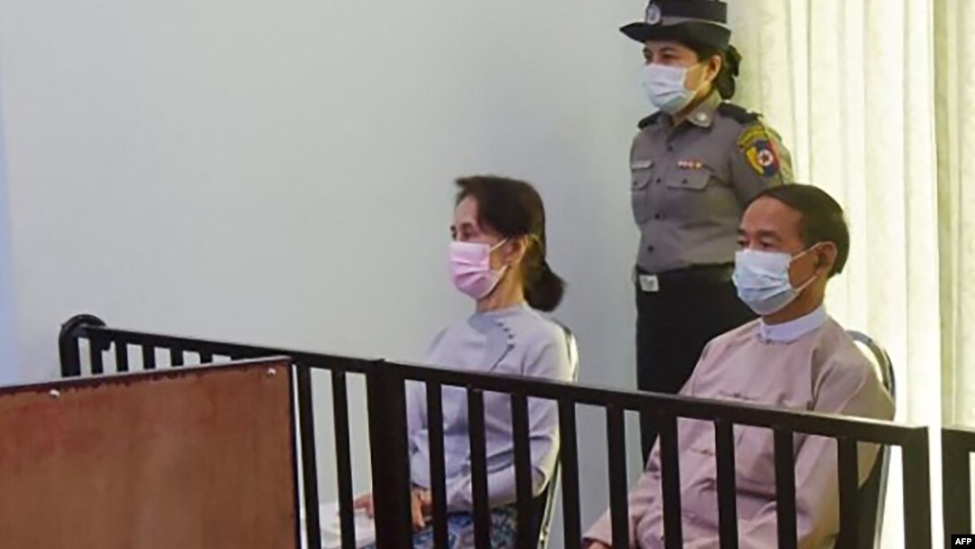 This handout photo taken on May 24, 2021 and released by Myanmar's Ministry of Information on May 26 shows detained civilian leader Aung San Suu Kyi (L) and detained president Win Myint (R) during their first court appearance in Naypyidaw, since the milit