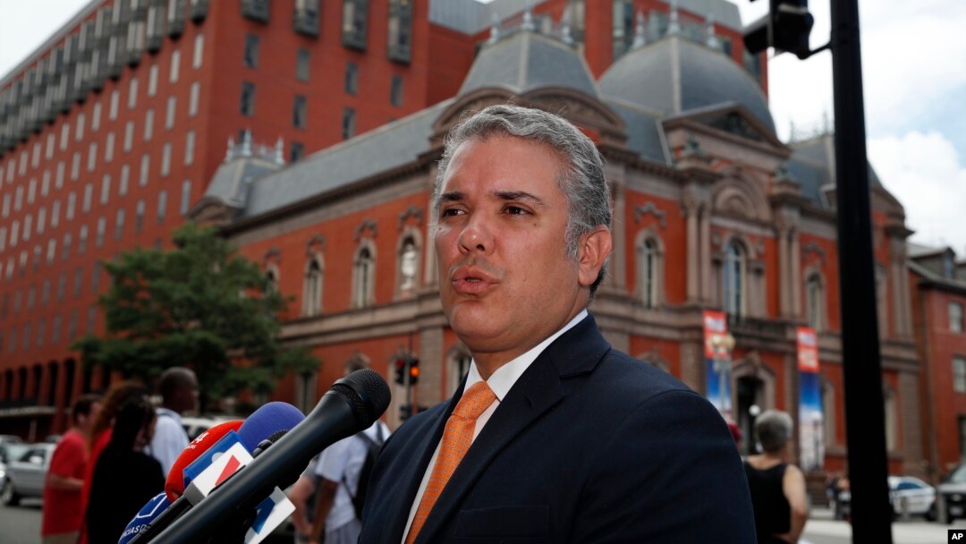 El presidente electo de Colombia Iván Duque Márquez habla con periodistas en Washington, luego de reunirse con el vicepresidente de EE.UU., Mike Pence, el jueves 5 de julio de 2018. AP/Alex Brandon.