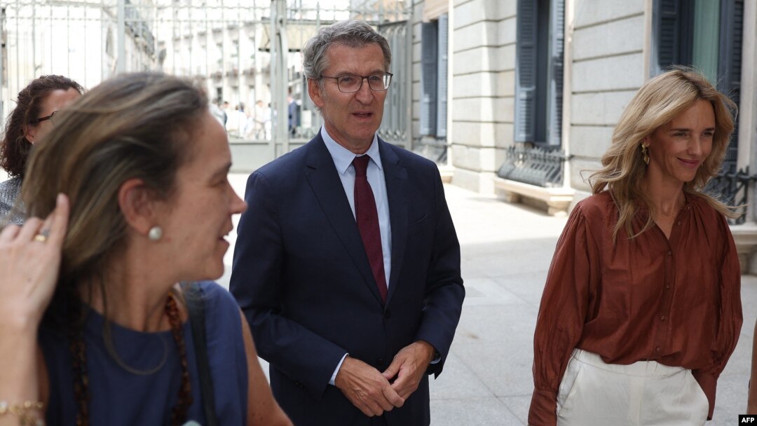 El líder del opositor Partido Popular (Partido Popular), Alberto Núñez Feijoo (C), sale después de que los diputados españoles votaron a favor del reconocimiento por parte del Estado español de Edmundo González Urrutia como ganador de las elecciones venezolanas.