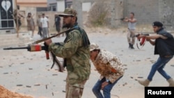 Baadhi wa wapiganaji mjini Tripoli kwenye picha ya zamani