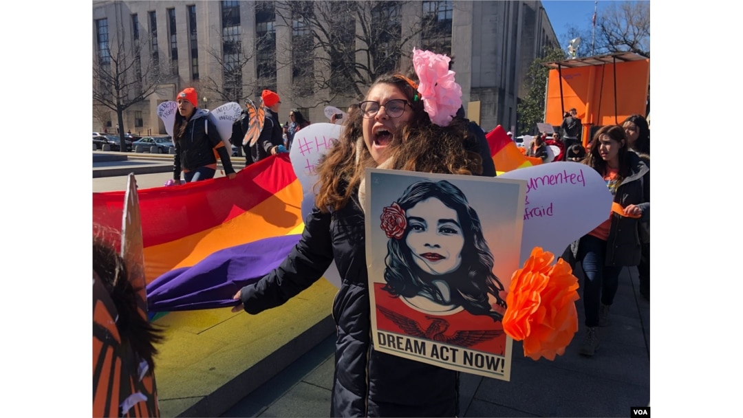 Una manifestante a favor de los dreamers en Washington, D.C. [Iacopo Luzi/VOA]