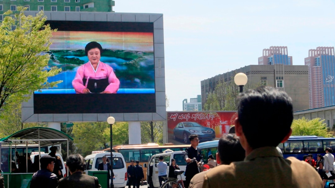 대형 전광판에 나오는 뉴스를 보는 북한 평양 시민들(자료사진)