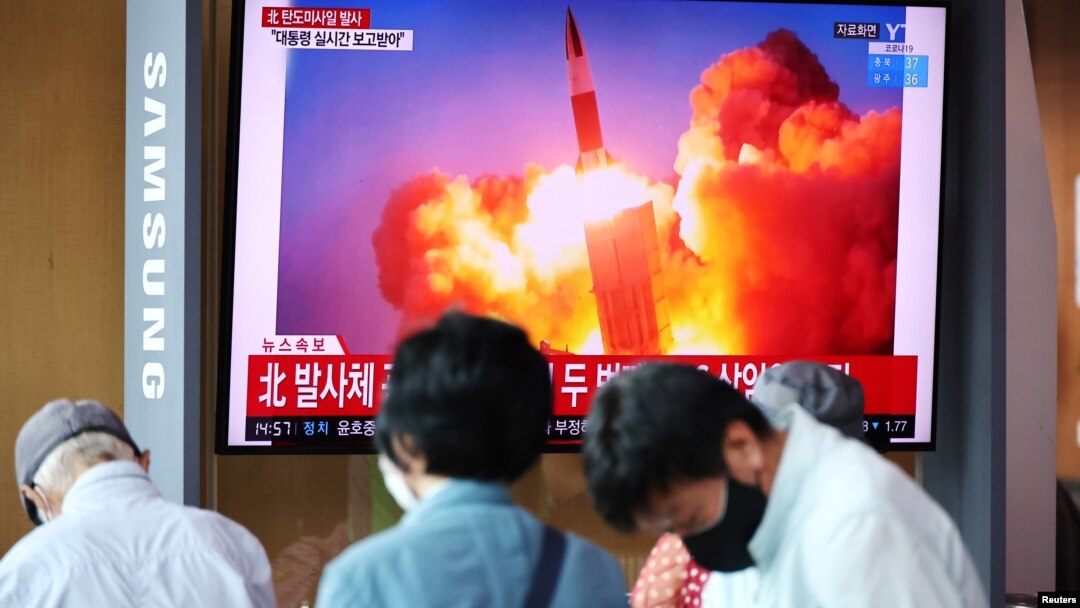 南韓首爾民眾在觀看電視新聞播放北韓試射兩枚洲際彈道導彈的報道。 （2021年9月15日）