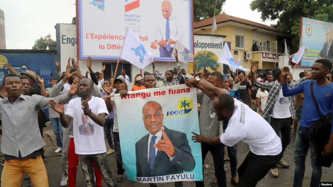 Supporters of Congolese presidential candidate Martin Fayulu celebrate after the opposition coalition chosen him to be the candidate in a December presidential election, in Kinshasa, Democratic Republic of Congo, Nov. 12, 2018. 