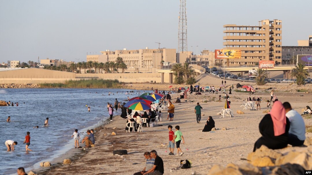 Walibya wapumzika kwenye ufukwe wa pwani mjini Tripoli. 