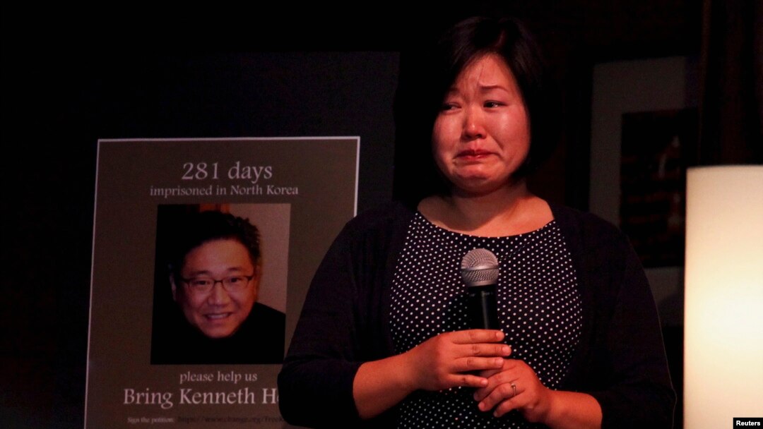 지난해 케네스 배 씨 석방을 촉구하는 촛불 집회에 참석한 여동생 테리 정 씨가 눈물을 흘리며 말하고 있다.