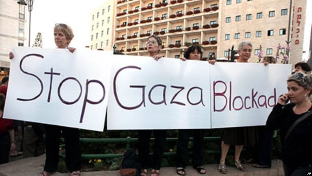 Demonstrators hold a sign against the blockade of the Gaza Strip near Prime Minister Benjamin Netanyahu's residence in Jerusalem, 31 May 2010