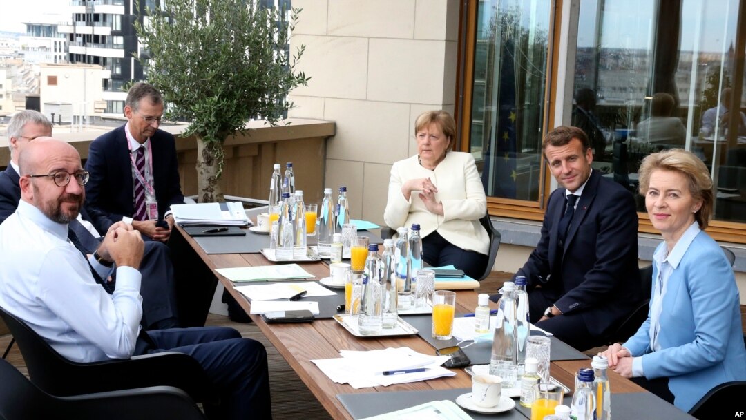 El presidente del Consejo Europeo Charles Michel (izq.) posa con la canciller alemana Angela Merkel, el presidente francés Emmanuel Macron y la presidente de la Comisión Europea Ursula von der Leyen, en Bruselas el domingo 19 de julio de 2020.