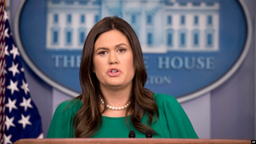La secretaria de prensa de la Casa Blanca, Sarah Huckabee Sanders, habla a los medios de comunicación el 29 de octubre de 2018.