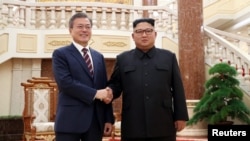 문재인 한국 대통령과 김정은 북한 국무위원장이 18일 평양 조선노동당 중앙위원회 본부청사에서 악수하고 있다. 평양사진공동취재단.