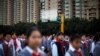 中國一所小學校的學生在操場上。