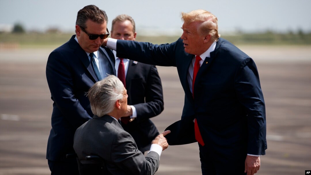 Archivo - El presidente Donald Trump conversa con el senador Ted Cruz, republlicano por Texas, (izquierda) y con el gobernador republicano de Texas, Greg Abbott, en Houston, Texas, el 31 de mayo de 2018. 