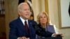 El presidente de Estados Unidos, Joe Biden, acompañado por la primera dama Jill Biden, habla con motivo del primer aniversario del tiroteo en la escuela de Uvalde, Texas, en un discurso desde la Casa Blanca en Washington, el 24 de mayo de 2023.