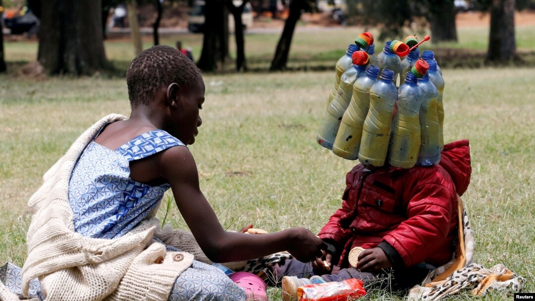 Mtoto amevaa taka ya chupa za plastiki zinazotolewa na waharakati wa mabadiliko ya mazingira siku ya kimataifa ya kuchukua hatua kulinda hali ya hewa chini ya kauli mbiu ''#AfricaIsNotADumpster'' (Afika sio jalala) katika viwanja vya Uhuru Park's Freedom Corner, Nairobi, Kenya.