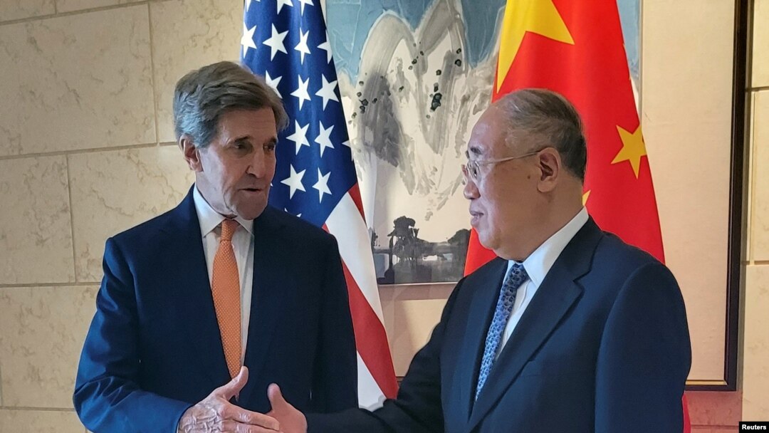 美國氣候問題特使約翰·克里（John Kerry）與中國氣候變化事務特使解振華2023年7月17日於北京飯店舉行會談。（路透社）