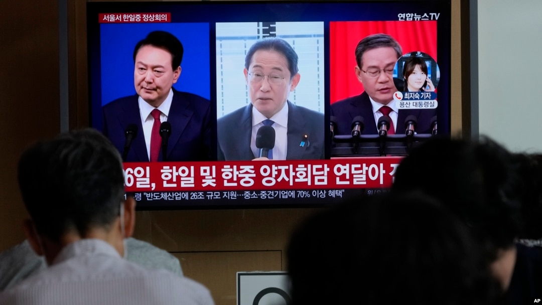 23일 한국 서울역에 설치된 TV에서 한중일 정상회담 관련 뉴스가 보도되고 있다. 