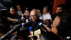 El arzobispo de Nicaragua, cardenal Leopoldo Brenes, habla con la prensa al final del tercer día del diálogo nacional. Lunes 21 de mayo de 2018.