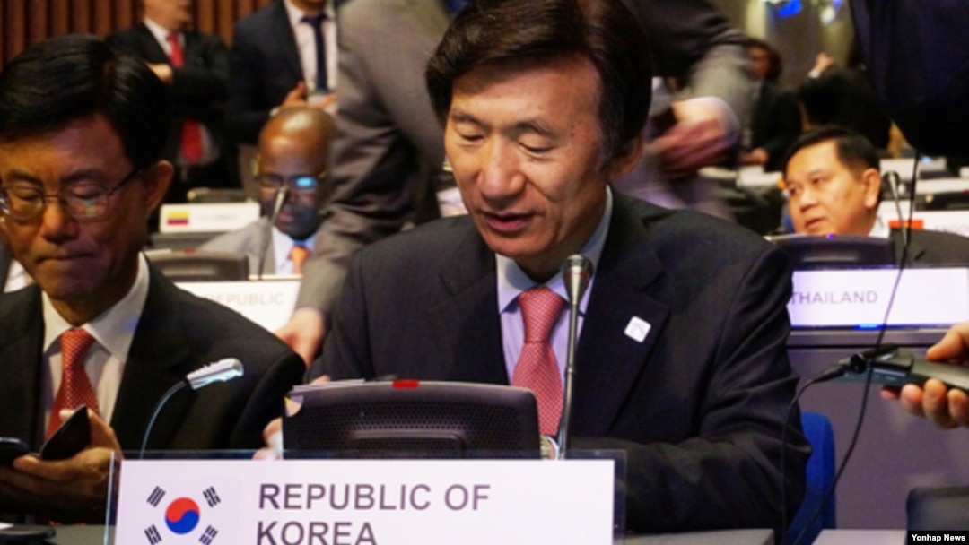 한국의 윤병세 외교부 장관이 16일 네덜란드 헤이그에서 열린 '2015 사이버스페이스 총회(Global Conference on Cyberspace 2015)'에서 기조연설을 하고 있다.