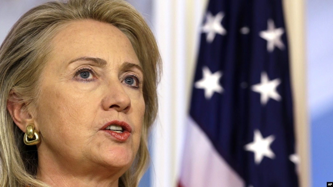 La secretaria de Estado Hillary Clinton anunció una comisión investigadora de los eventos en Bengasi que llevaron a la muerte del embajador Chris Stevens y otros tres funcionarios.