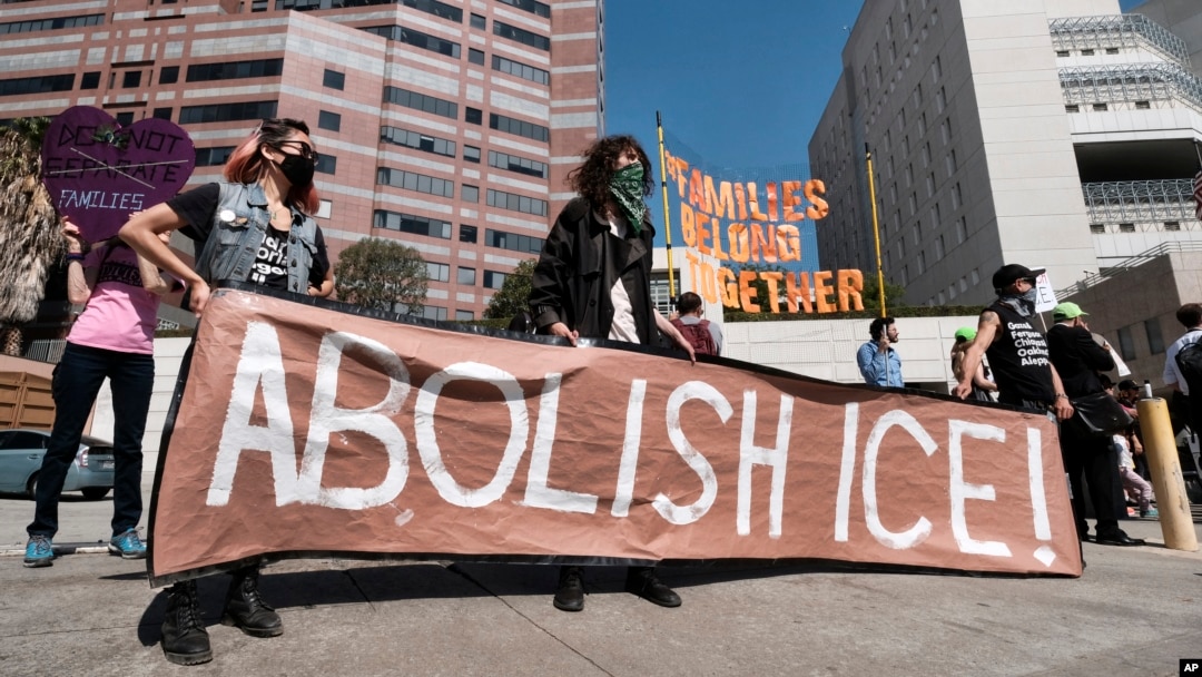 지난 2일 로스엔젤레스의 ‘이민세관단속국(ICE)’ 앞에서 트럼프의 이민정책에 반대하는 시위자들이 "ICE를 폐지하라"는 플래카드를 들고 서 있다. 