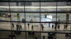 Personas en el área de llegadas del aeropuerto de Heathrow en Londres, el martes, 26 de enero de 2021.