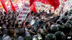 9月15日北京示威者在日本使館外面衝撞警察