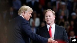 El presidente Donald Trump conversa con su aliado, Steve Watkins, quien aspira a ser el candidato republicano al escaño del Distrito 2 de Kansas en el Senado.