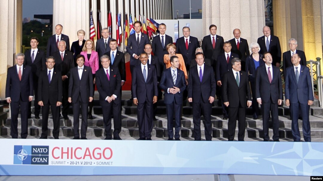 Foto oficial de unidad de la Cumbre de la OTAN en el estadio Soldier Field de Chicago.