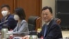 在美國副國務卿謝爾曼抵達天津濱海一號酒店前，時任中國外交部副部長謝鋒在會場等候。 （美聯社2021年7月26日）