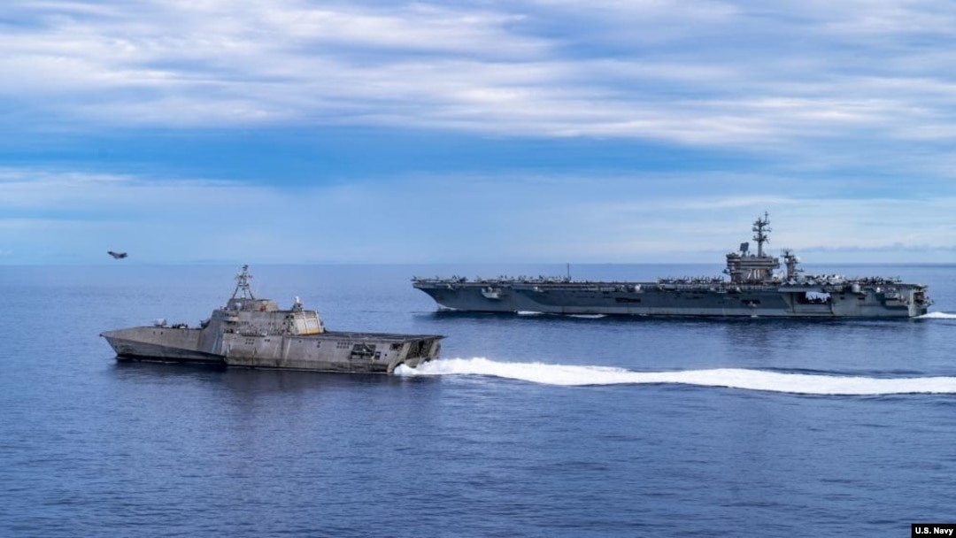 美國海軍公佈的照片顯示，一架F-35C戰鬥機從“卡爾文森”號航空母艦飛行甲板上起飛，這艘航母與“塔爾薩”號瀕海戰鬥艦正在駛過南中國海。 (2021年9月7日)
