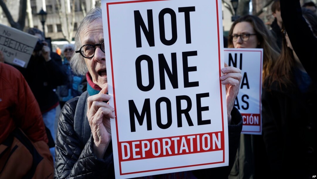 Una mujer participa en una manifestación pro-inmigrantes en Nueva York con un cartel que lee "ni una deportación más"