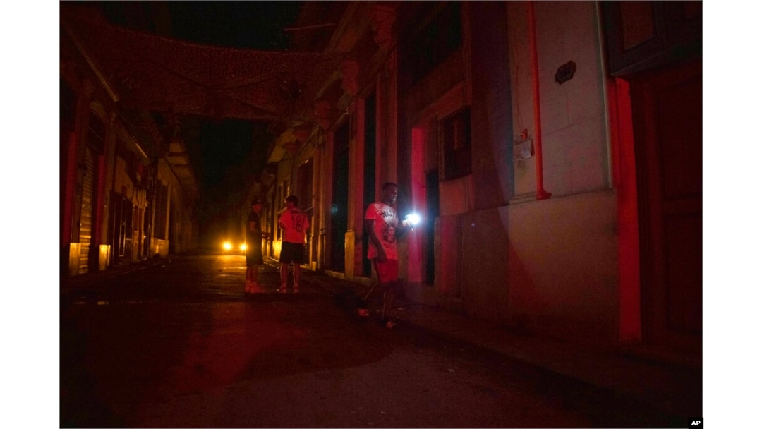 Los habitantes tuvieron que hacer uso de sus celulares para alumbrarse ante el corte del fluido eléctrico en la isla.