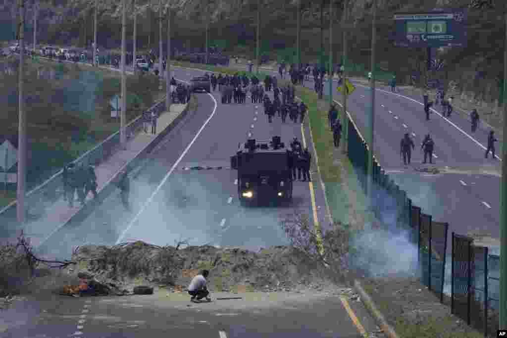 Police advance on people protesting the rise in gas prices and the policies of Ecuador&#39;s President Guillermo Lasso, on the second day of a general nation-wide strike, in Quito, Oct. 27, 2021.