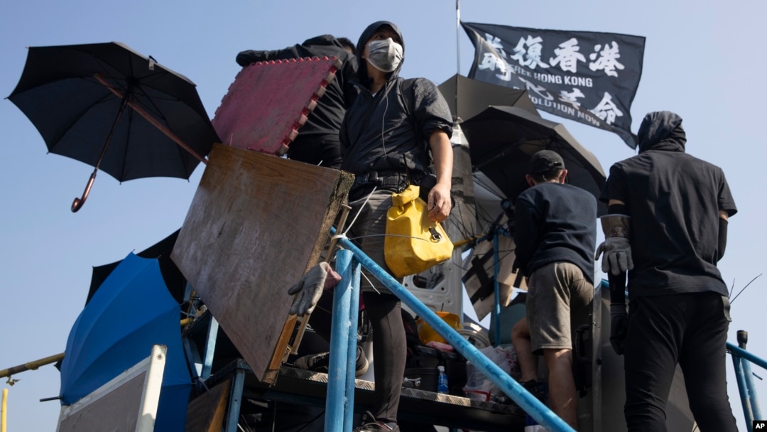 香港抗議者在通往香港中文大學校園的道路上搭起路障。（2019年11月13日）