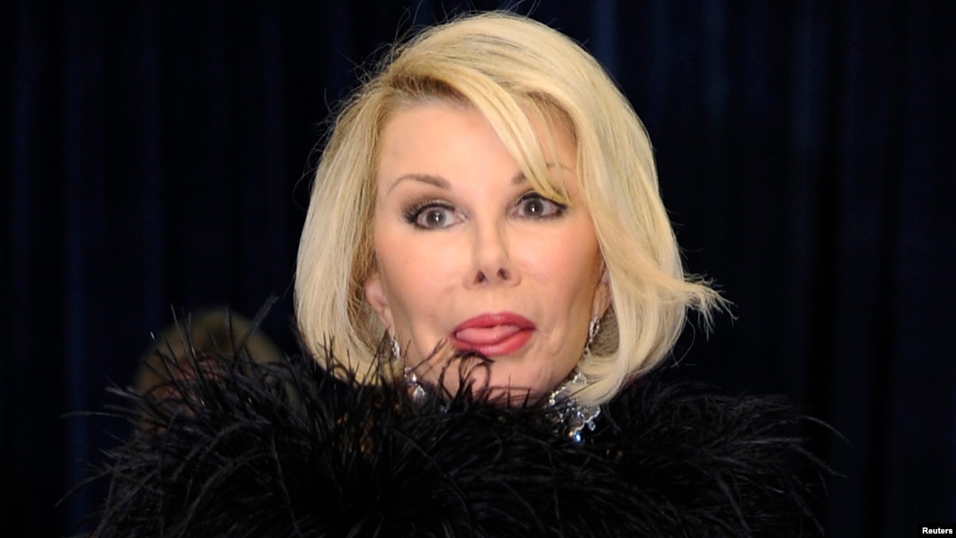 Joan Rivers hace caras a su llegada a la cena de los corresponsales de la Casa Blanca en 2011.