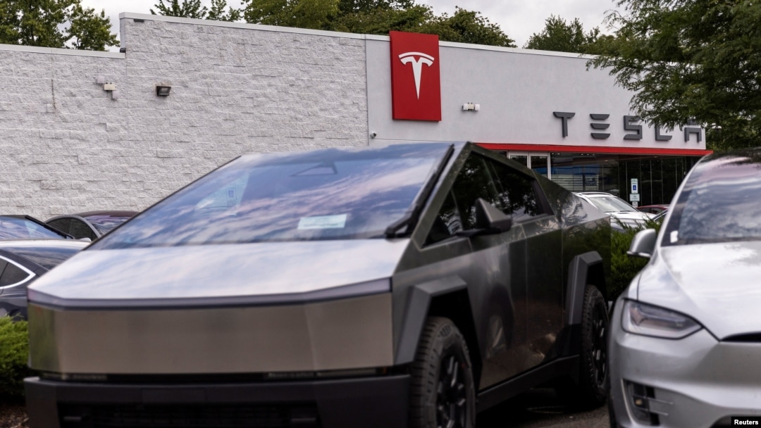 ARCHIVO - Un Tesla Cybertruck estacionado en un concesionario local de Tesla en Paramus, Nueva Jersey, EE. UU., el 23 de julio de 2024.