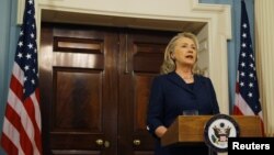 La secretaria de Estado de EE.UU., Hillary Clinton, ofreció una rueda de prensa expresando sus condolencias por el ataque en Libia.