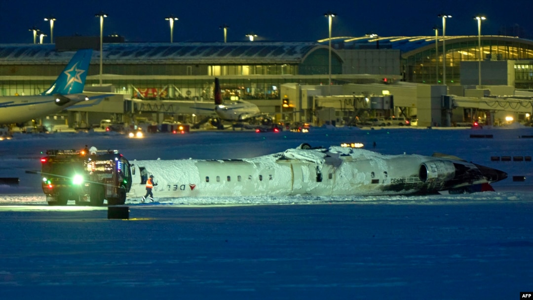 Un avión de Delta Airlines volcado se aprecia sobre una pista de aterrizaje cubierta de nieve en Toronto, Canadá el 17 de febrero de 2025, en la aeronave viajaban 80 personas, al menos 17 resultaron con heridas de consideración.