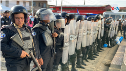 Policías en el exterior de una iglesia en Masaya, Nicaragua, donde tuvo lugar una manifestación antigubernamental. Foto archivo VOA.