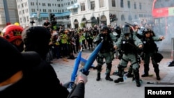 香港反政府抗議者在尖沙嘴與防暴警察對峙。 (2019年10月28日)