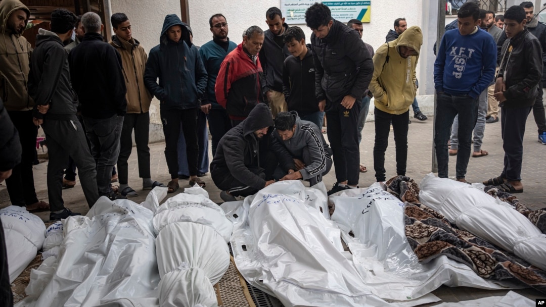 Palestinos muertos durante el conflicto entre Israel y Hamás, en el hospital de Rafah, en el sur de la Franja de Gaza, el 21 de diciembre de 2023. [Foto: AP]