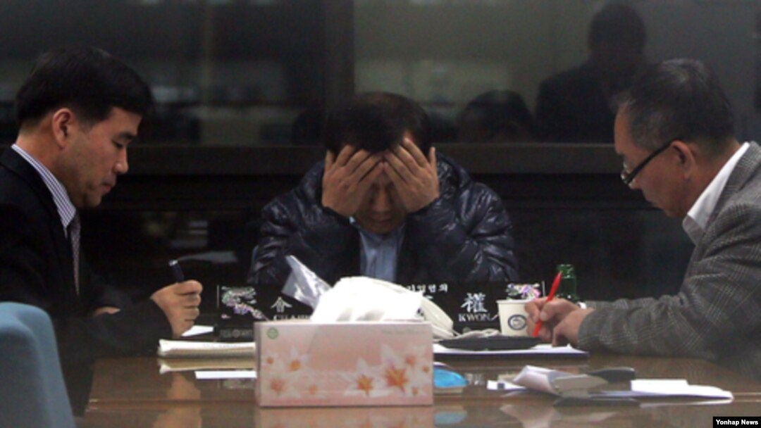 북한의 개성공단 운영 잠정중단 조치가 내려진 8일 오후 서울 무교동 개성공단기업협회에서 한재권 회장(가운데)이 대책 회의를 하던 중 얼굴을 감싸쥐고 있다